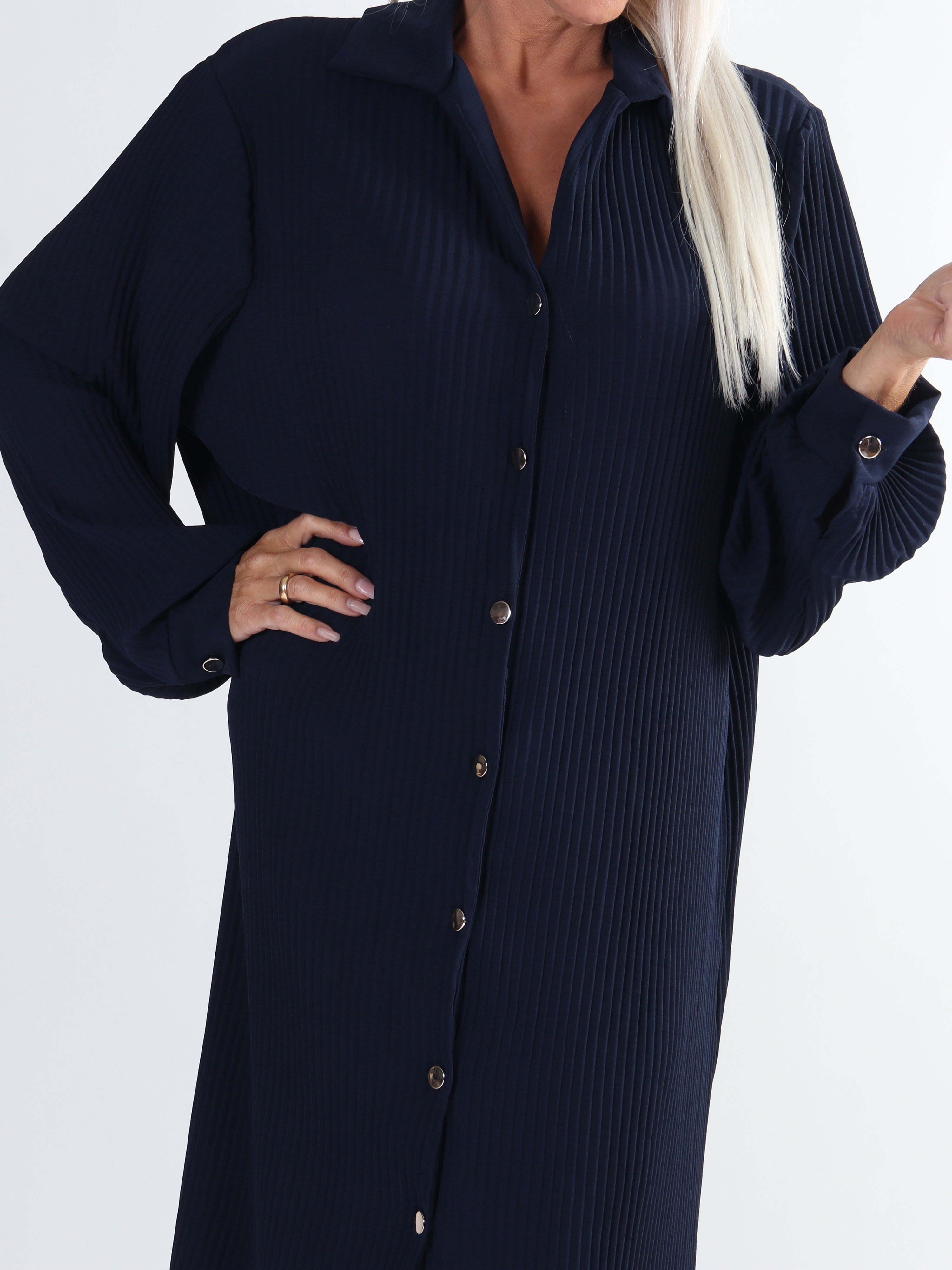 Lenora - Lang plisseret plus size kjole med knapper